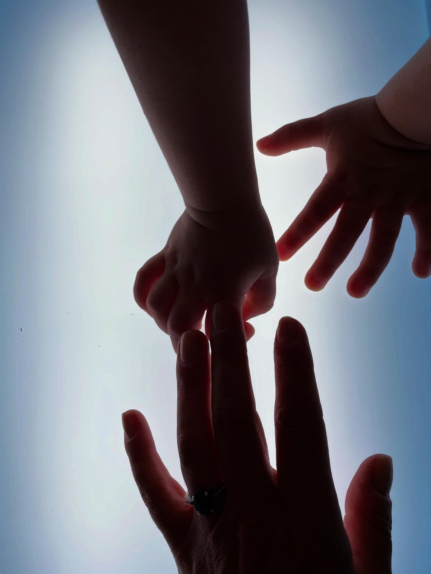 Mani che lavorano con materiali Montessori