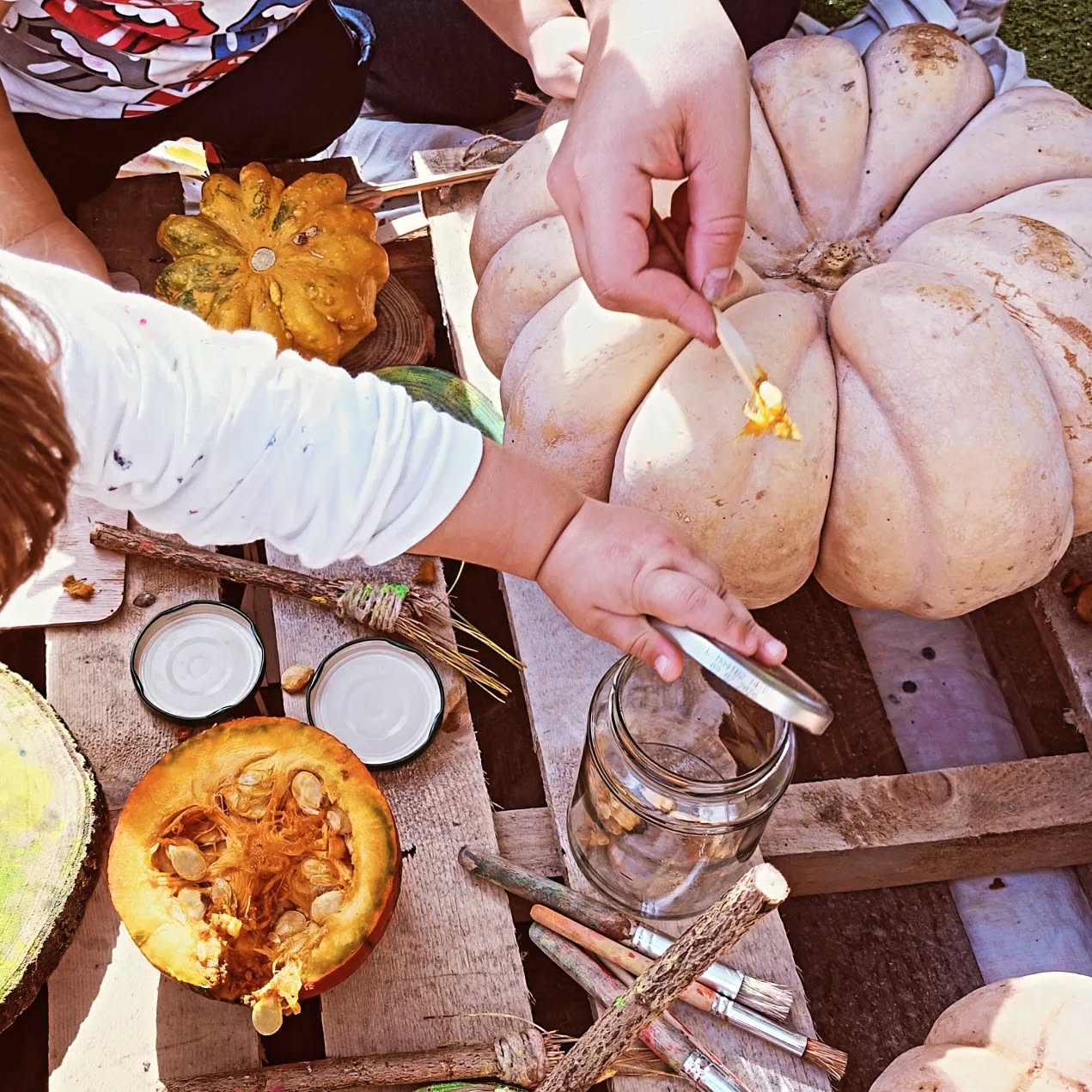 Orto didattico Kirikù - bambini che coltivano